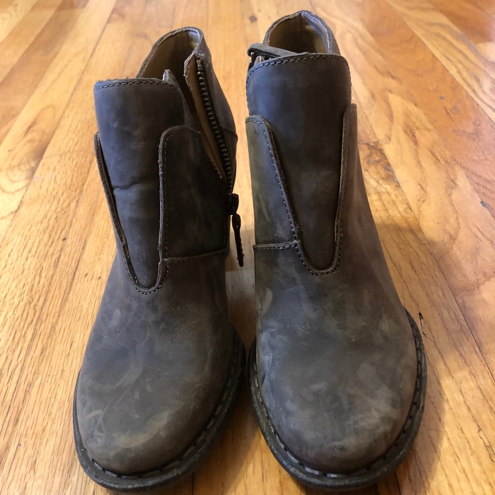 New Clarks Leather Ankle Boots-Size 5